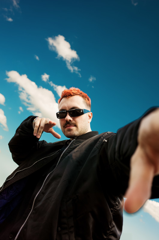 Regardez Marlon Hoffstadt dire à ses fans de ranger leurs téléphones pendant le DJ set