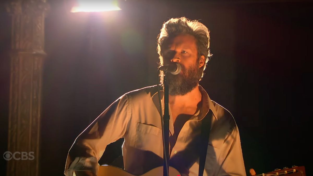 Le père John Misty interprète une nouvelle chanson "The Dead Mouse One" sur Colbert