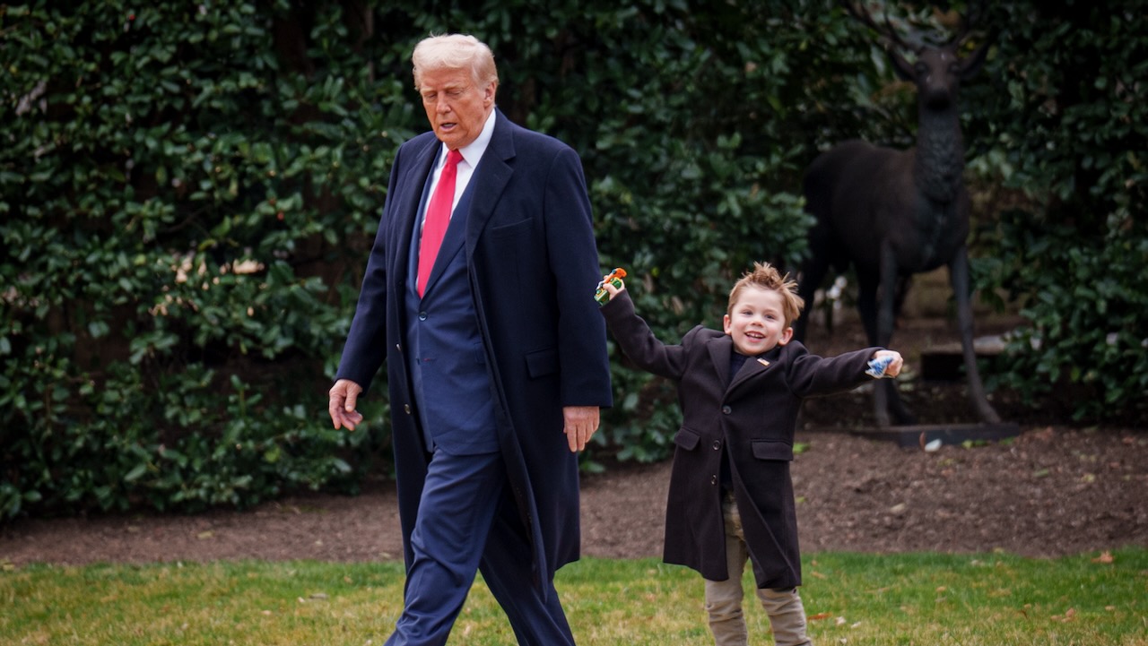 Grimes plaide avec Elon Musk pour cesser d'amener leurs enfants dans les yeux du public