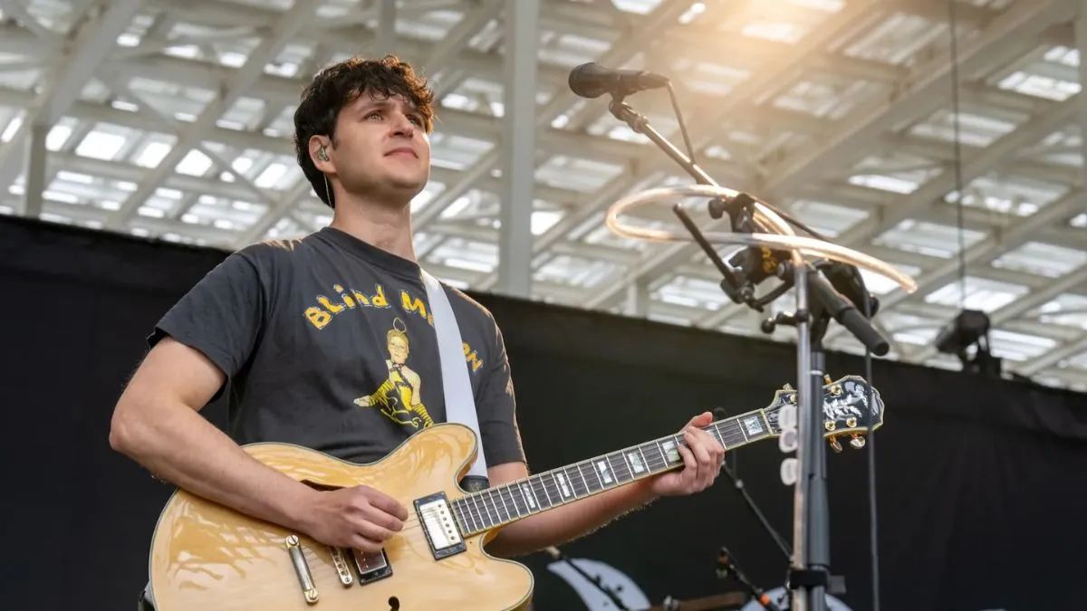Regarder Vampire Weekend jouer "Salute to Indie" Covers Medley à Like Like Heaven