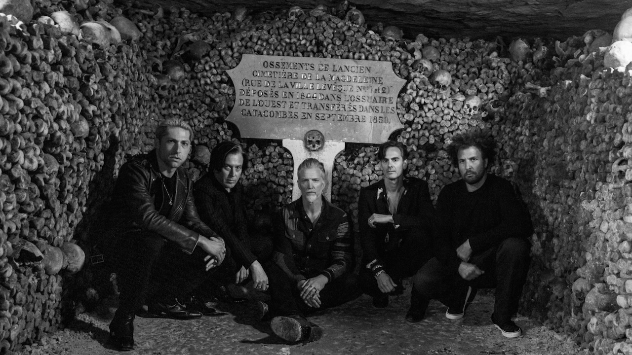 Queens of the Stone Age annonce le film de concert des catacombes