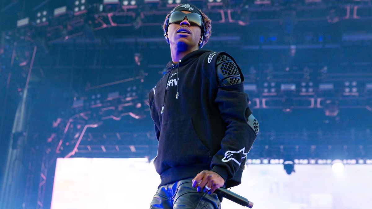 Détruisez les fans solitaires blessés après avoir sauté de la scène