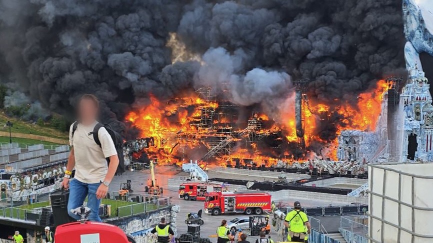 La scène principale de Tomorrowland brûle dans un feu massif