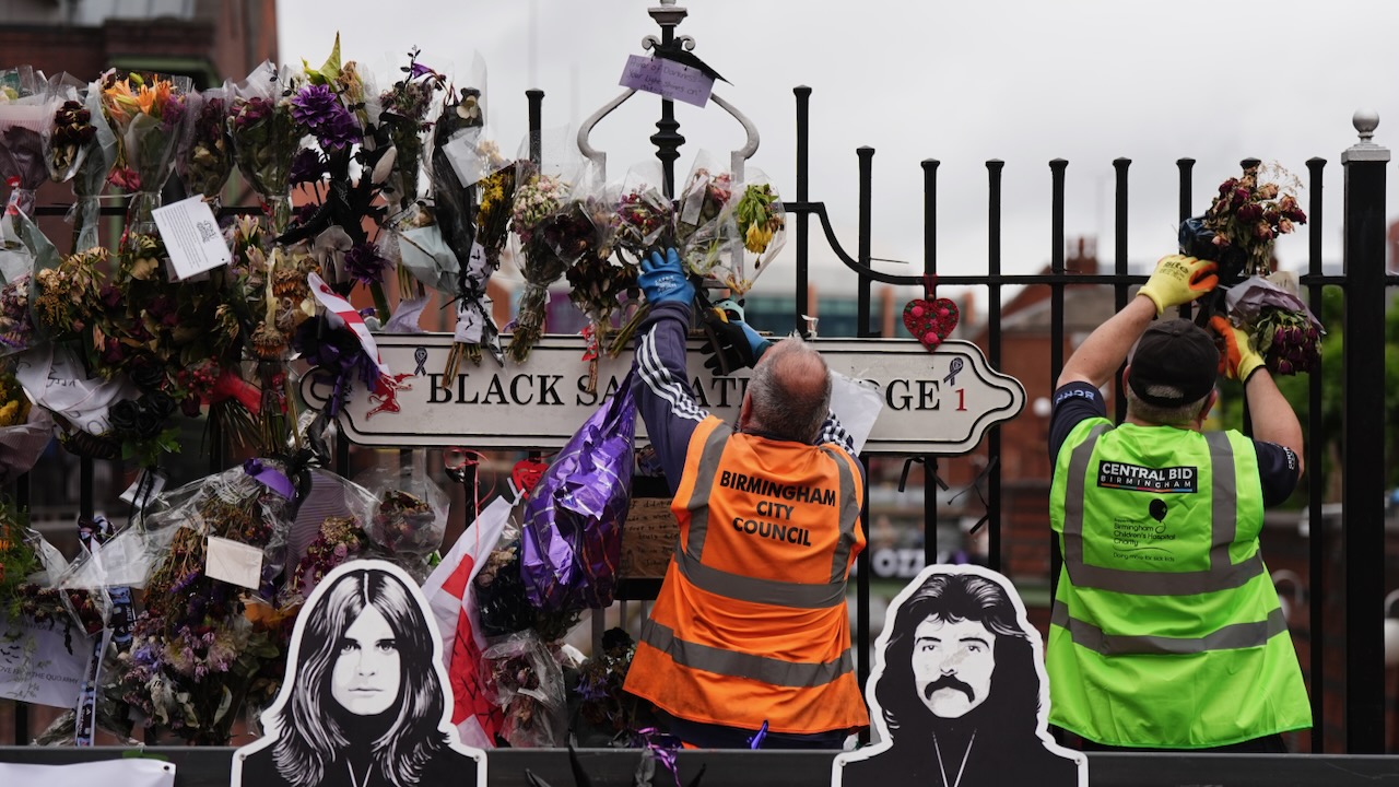 Hommages laissés au mémorial d'Ozzy pour être dispersé dans sa tombe à Birmingham