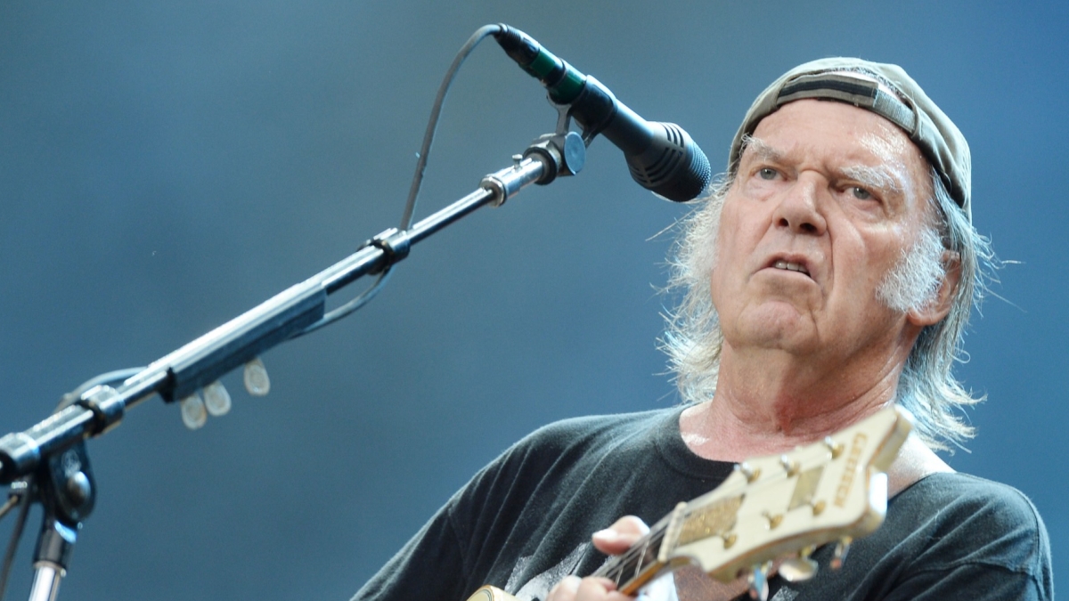 Neil Young quitte Facebook sur l'utilisation des chatbots d'IA avec des enfants