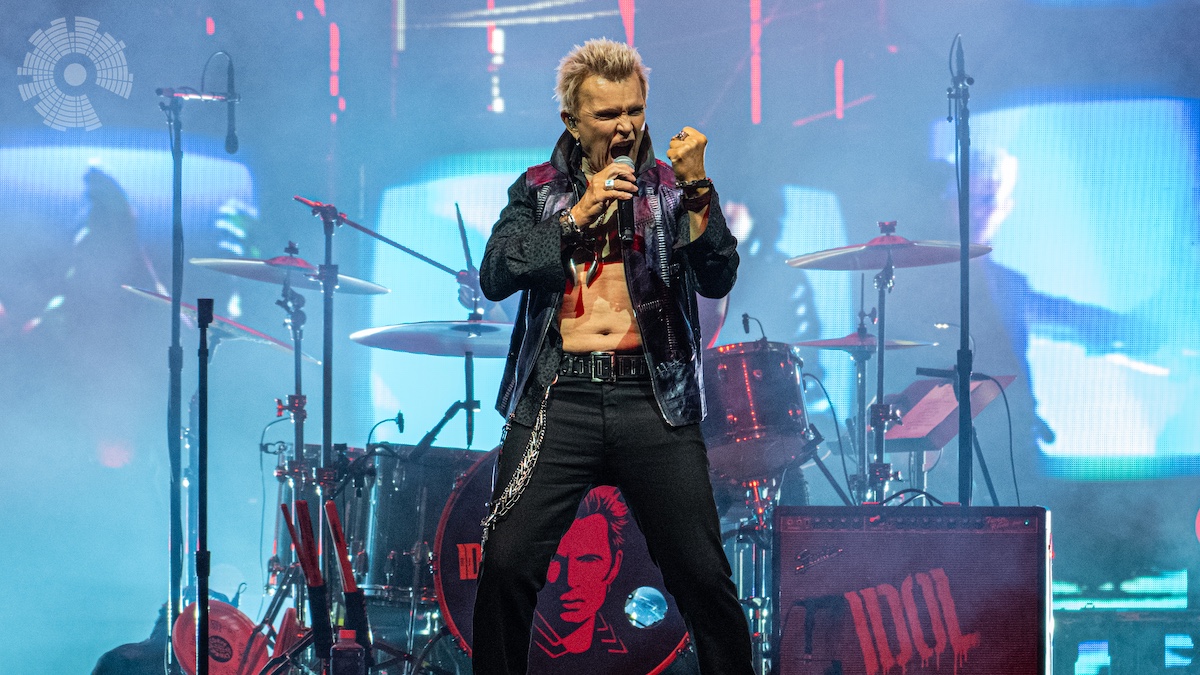 Billy Idol est aussi difficile que jamais au spectacle de MSG électrisant