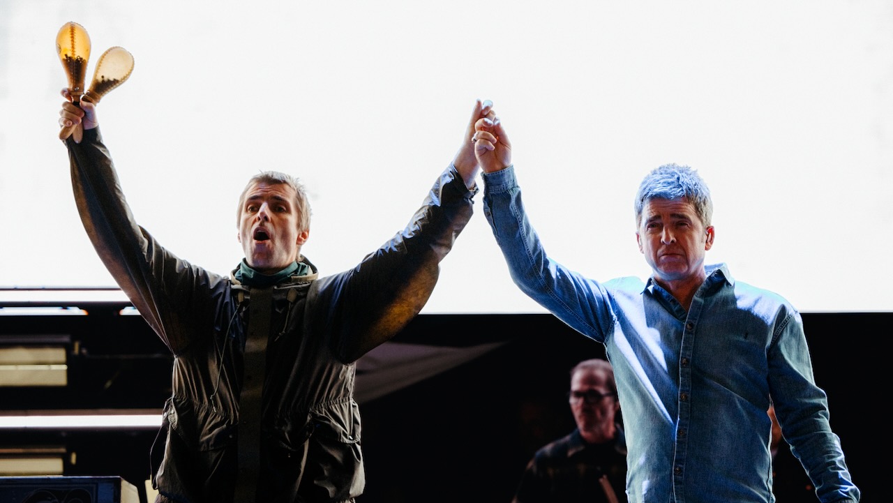 Oasis lance la première tournée américaine en 16 ans avec un ensemble imbibé de pluie à Toronto