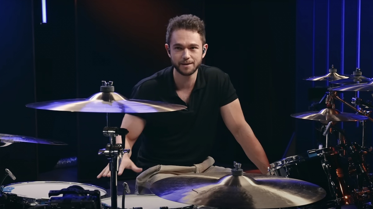 Edm DJ Zedd joue "Cowboys From Hell" de Pantera à la batterie alors qu'il l'entend pour la première fois