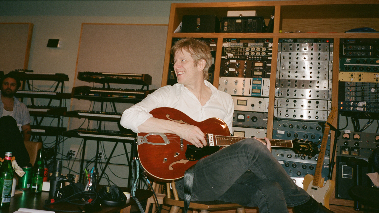 Spoon sortira de nouveaux singles "Chateau Blues" et "Guess I'm Fallin in Love"