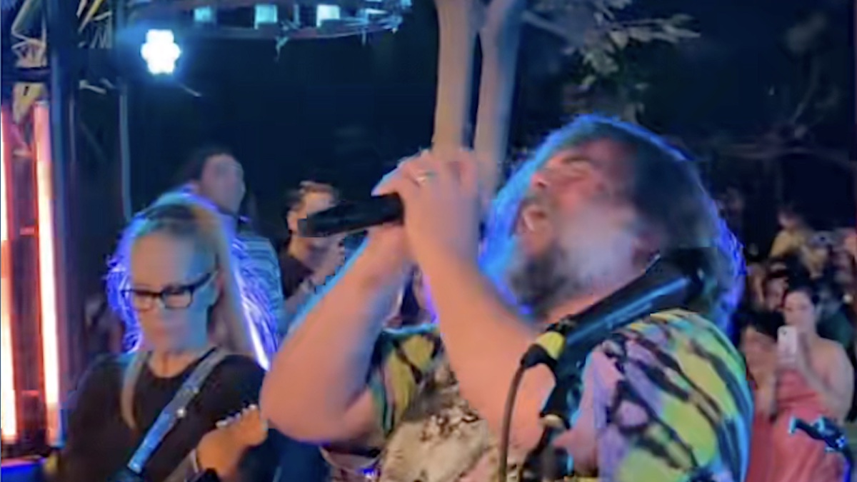 Jack Black interprète "We Got the Beat" / "Paranoid" avec les Go-Go's