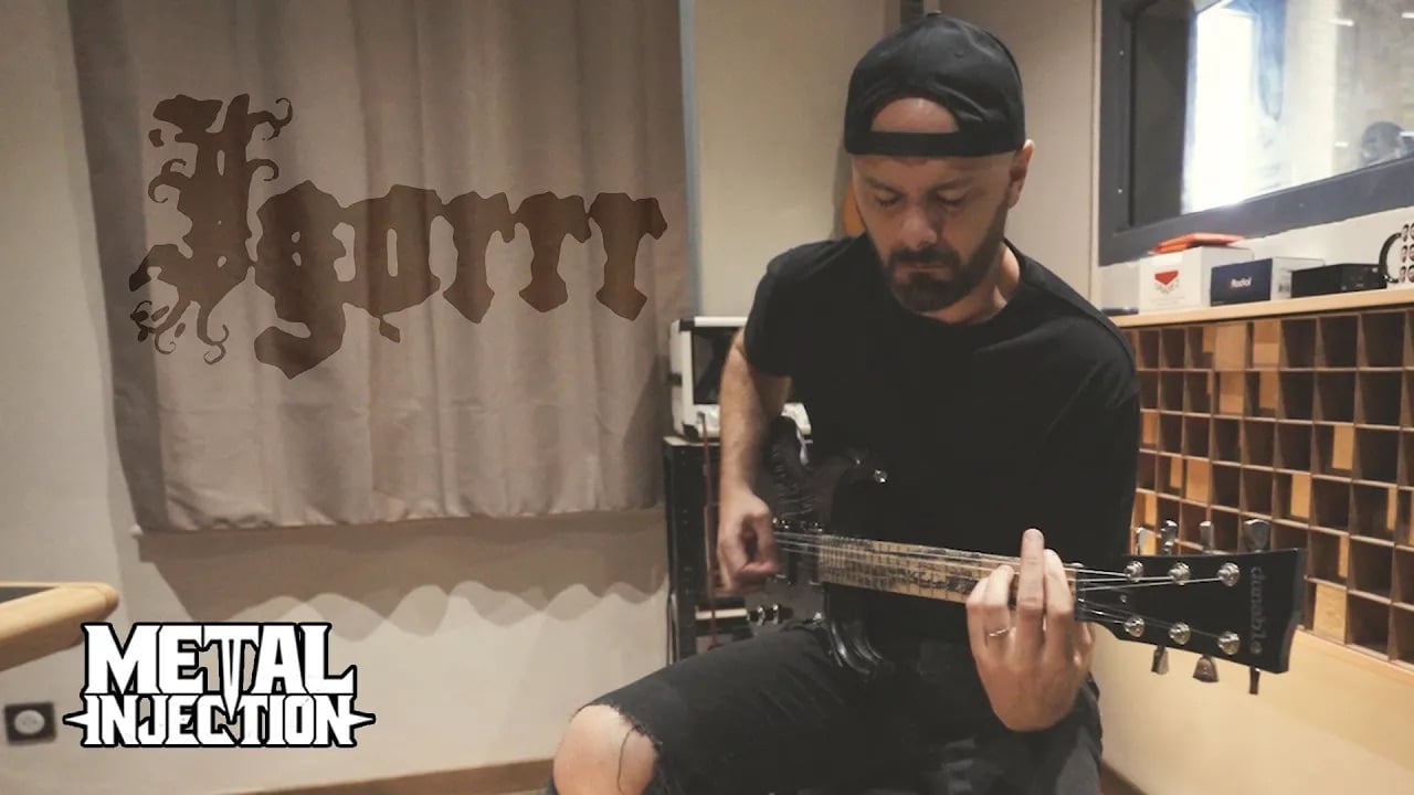 Gautier Serre d'Igorrr montre les lourds riffs qui lui ont enseigné