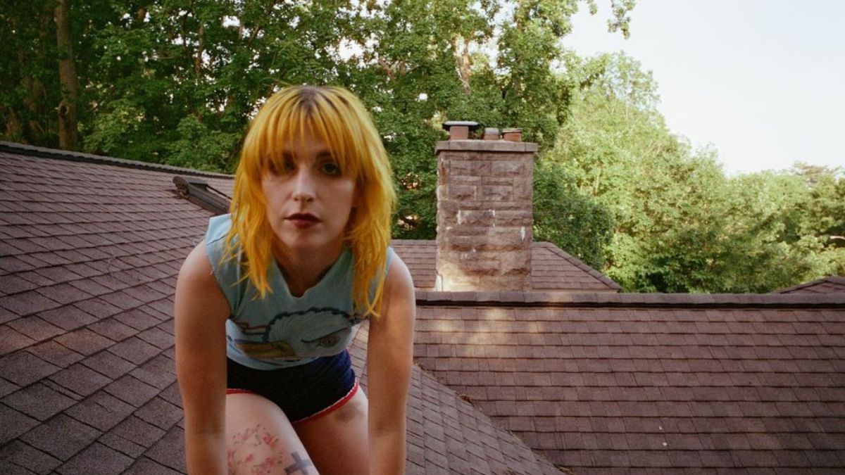 Hayley Williams publie officiellement un nouvel album Ego Death lors d'une fête de Bachelorette