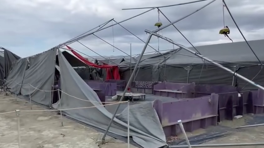 Le dôme d'orgie de l'homme brûlant détruit par des vents durs