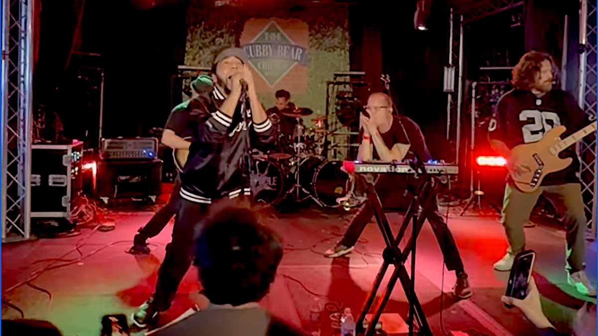 Daron Malakian saute sur scène avec le système d'un groupe hommage en duvet