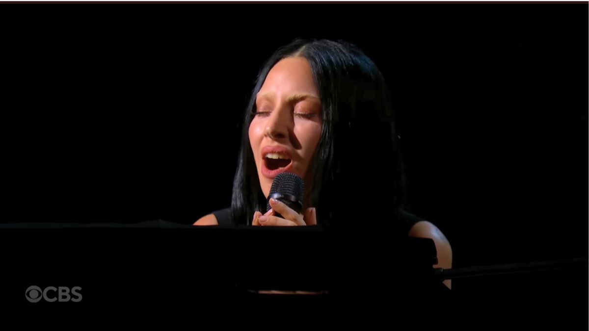 Lady Gaga interprète "Vanish Into You" sur Colbert: Watch