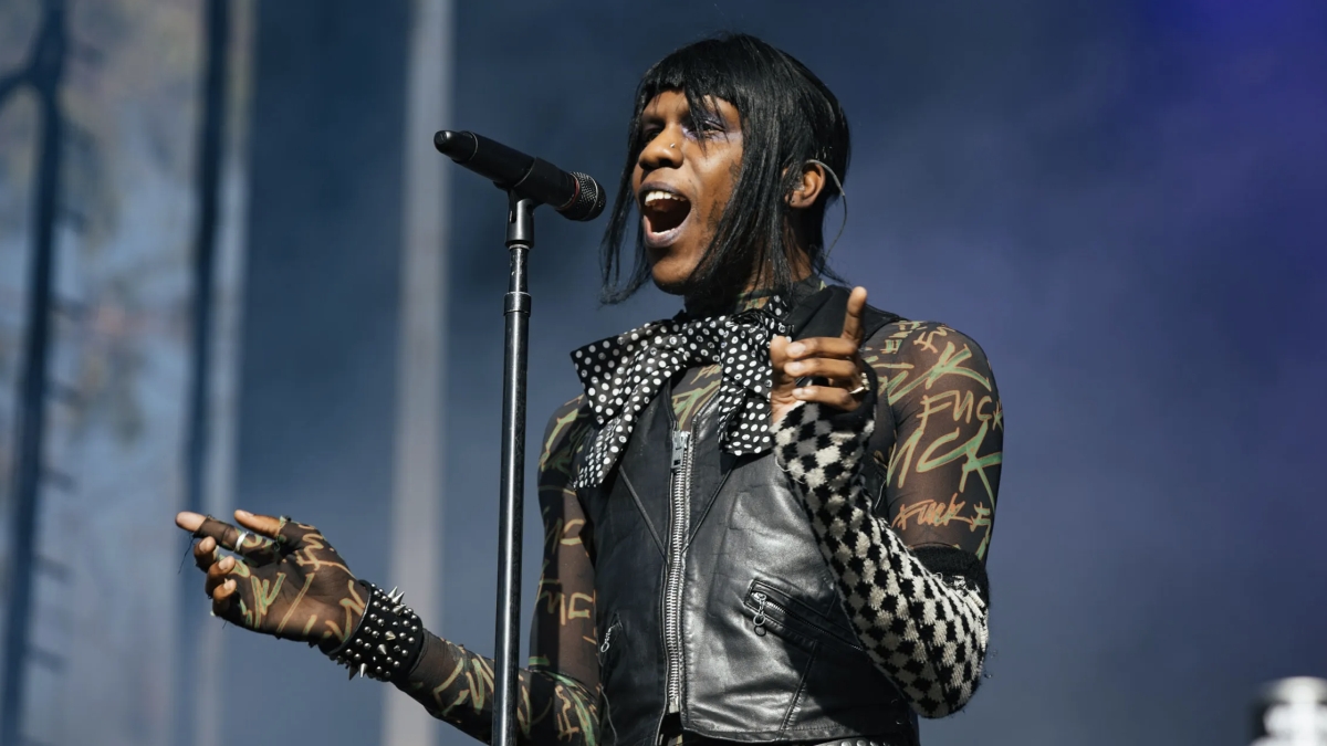 Yves tumeur déchire les fans de la mafia de la maison suédoise après avoir été hué