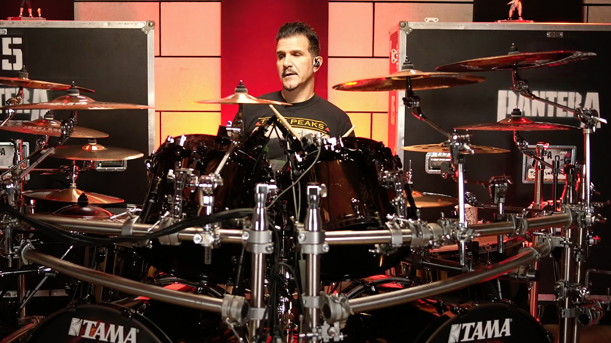 Charlie Benante décompose la batterie des "Cowboys de l'enfer de Pantera" de Pantera "