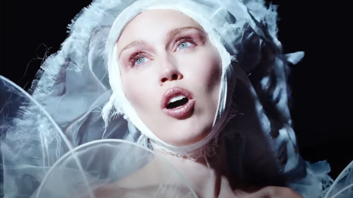 Miley Cyrus libère quelque chose de beau (Deluxe), partage des chansons avec Fleetwood Mac et David Byrne