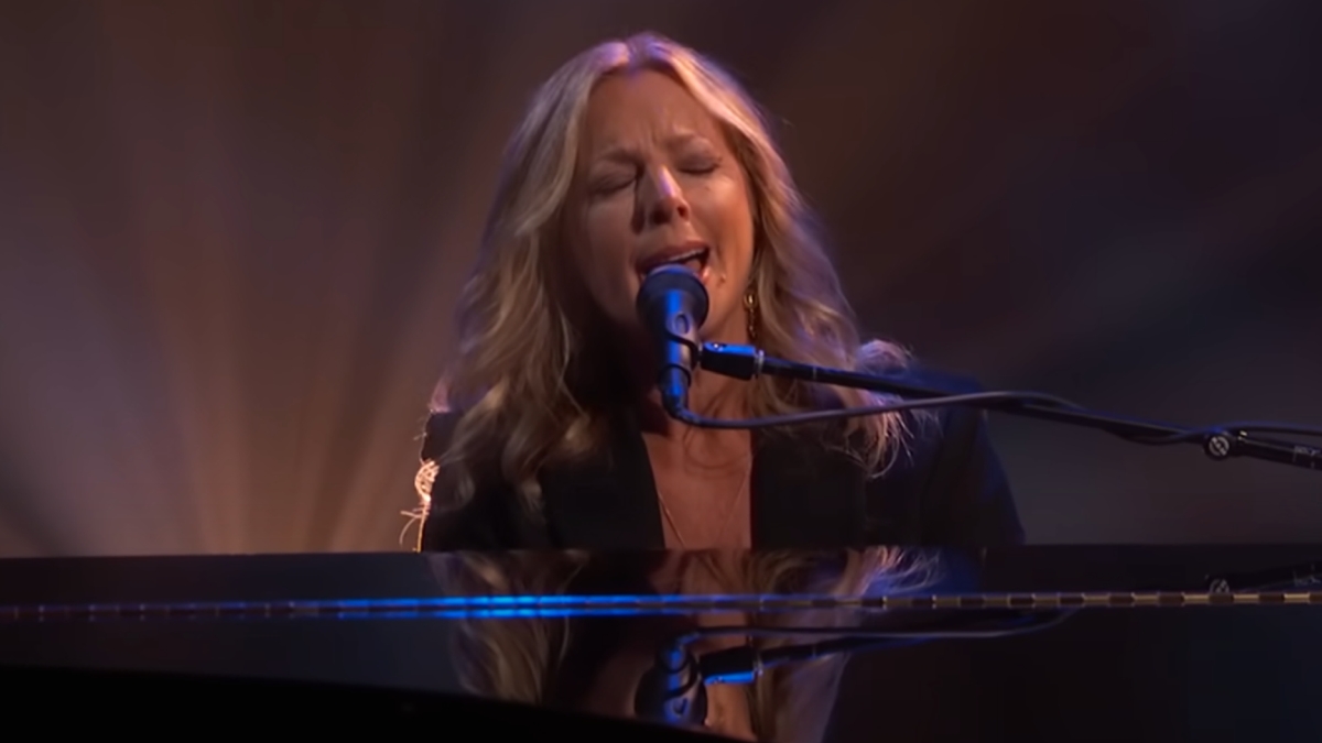 Sarah McLachlan se produit sur Kimmel après avoir protesté contre la suspension