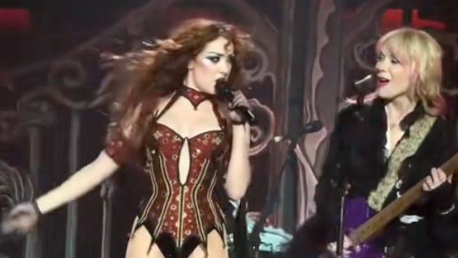 Chappell Roan rejoint par Nancy Wilson pour "Barracuda": Watch