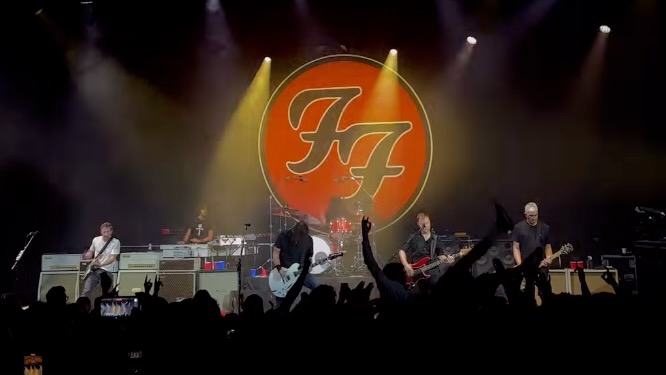 Foo Fighters joue le premier spectacle en plus d'un an, dévoilez le nouveau batteur Ilan Rubin