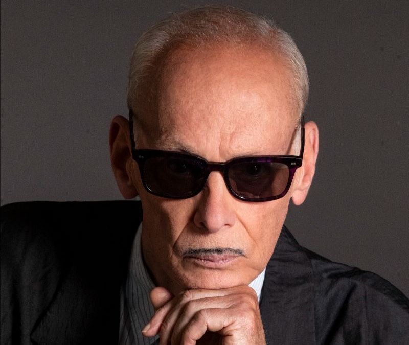 John Waters révèle les dates de visite de Noël en 2025, célibataire parodie