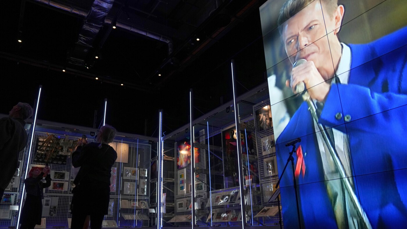 Les fans de David Bowie peuvent explorer son héritage à des quartiers proches dans une nouvelle archive inhabituelle à Londres: NPR