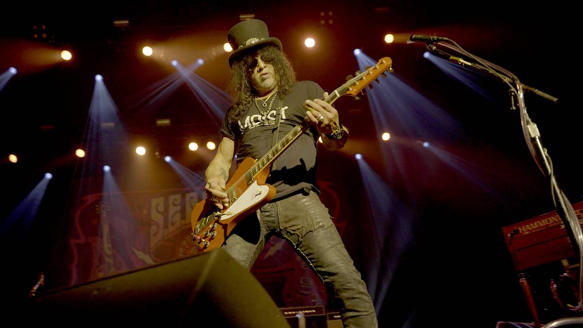 Slash annonce un album et un film de concert du Serpent Festival, dévoile "Oh bien"