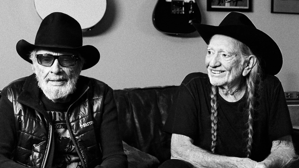 Willie Nelson annonce le 155e album Willie Sings Merle, dévoile "Workin 'Man Blues"