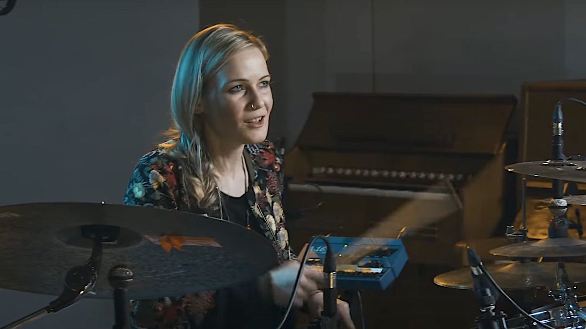 Anika Nilles, la nouvelle batteuse de RUSH, ravie pour "Incredible New Journey"