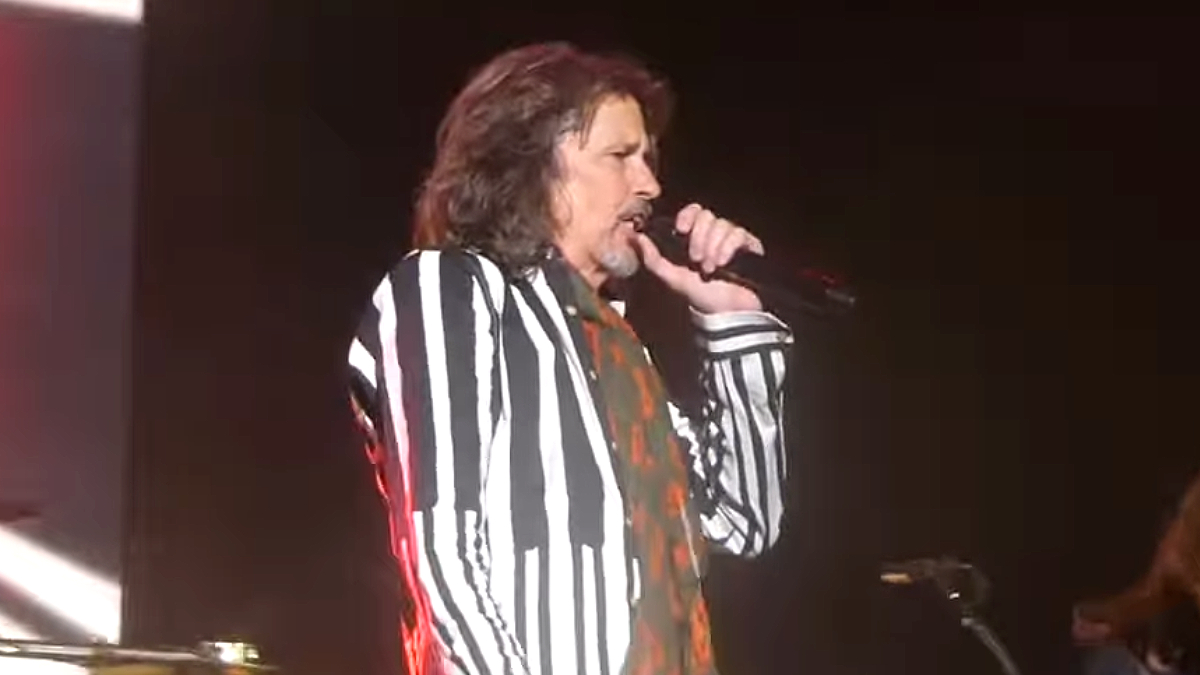 La chanteuse Kelly Hansen donne son dernier concert avec Foreigner après 20 ans dans le groupe