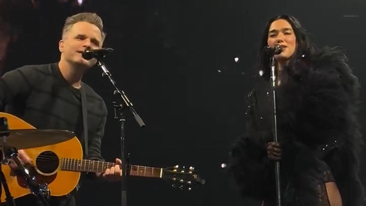 Dua Lipa fait venir Ben Gibbard pour chanter « I Will Follow You Into the Dark » à Seattle