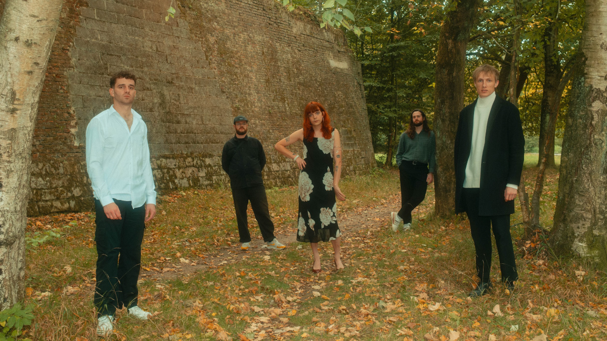 Les rockers britanniques DITZ dévoilent leur nouveau single "Don Enzo Magic Carpet Salesman" : streaming