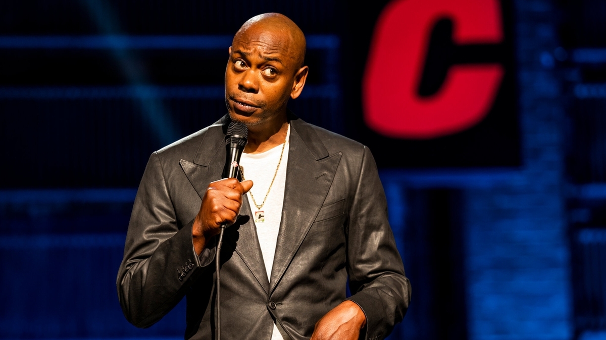 Dave Chappelle nous critique au festival de comédie saoudien