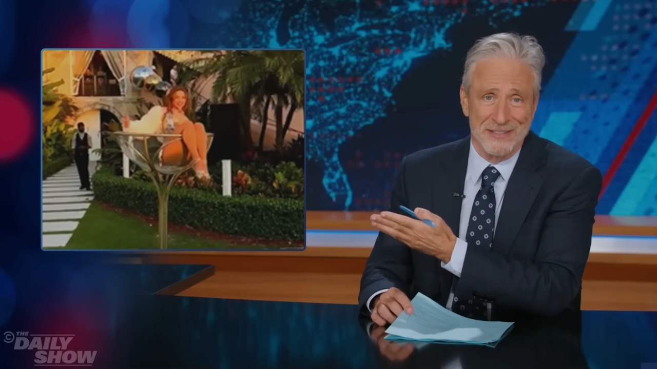 Jon Stewart souligne l'ironie de la soirée Gatsby le magnifique de Trump
