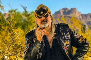 L'ancien manager de Guns N' Roses, Alan Niven, poursuit le groupe afin de publier une autobiographie