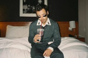 Harry Styles se mouille les pieds sur Kiss tout le temps, disco de temps en temps : critique