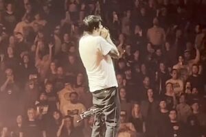 Le bassiste original de Deftones expulsé du concert du groupe pour « avoir été trop agressif dans la fosse »