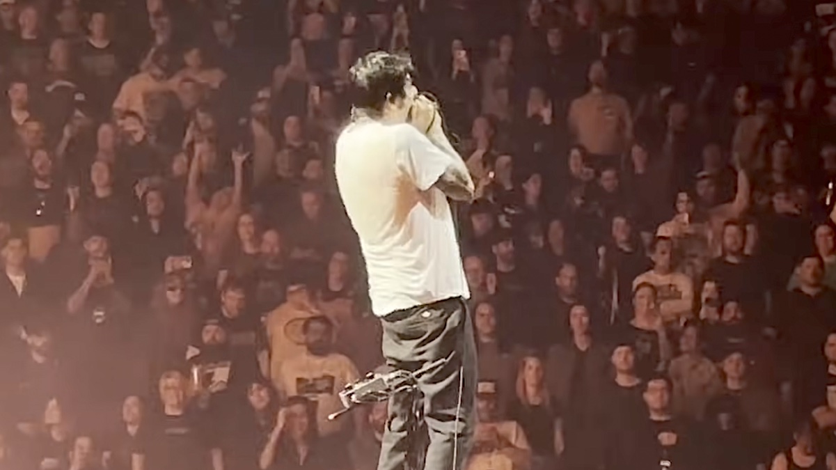 Le bassiste original de Deftones expulsé du concert du groupe pour « avoir été trop agressif dans la fosse »