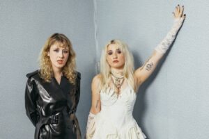 Les Lambrini Girls révèlent le « culte de la célébrité » sur un nouveau single : Stream