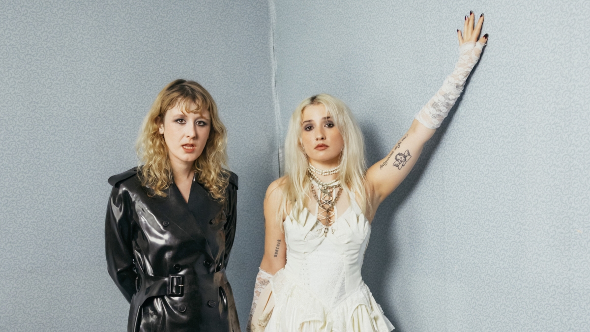 Les Lambrini Girls révèlent le « culte de la célébrité » sur un nouveau single : Stream
