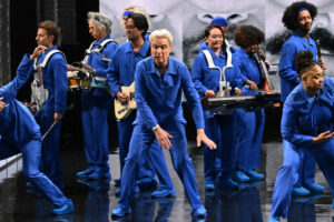 David Byrne interprète « When We Are Singing » sur Colbert
