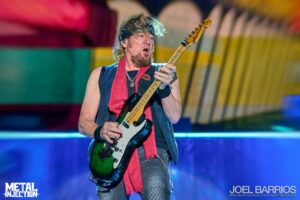 ADRIAN SMITH dit que le prochain documentaire d'IRON MAIDEN révélera certains secrets