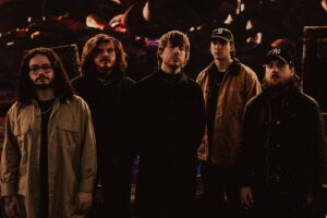 BOUNDARIES diffuse une nouvelle version de « Skies Cast Amber Black » après des critiques de fans « mixées »