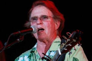 Country Joe McDonald, chanteur anti-guerre qui a électrisé Woodstock, décède à 84 ans : NPR