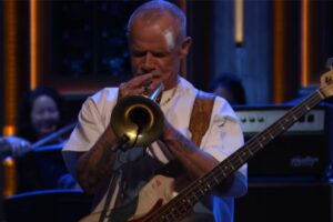 Flea reprend « Thinkin Bout You » de Frank Ocean sur Fallon : regardez