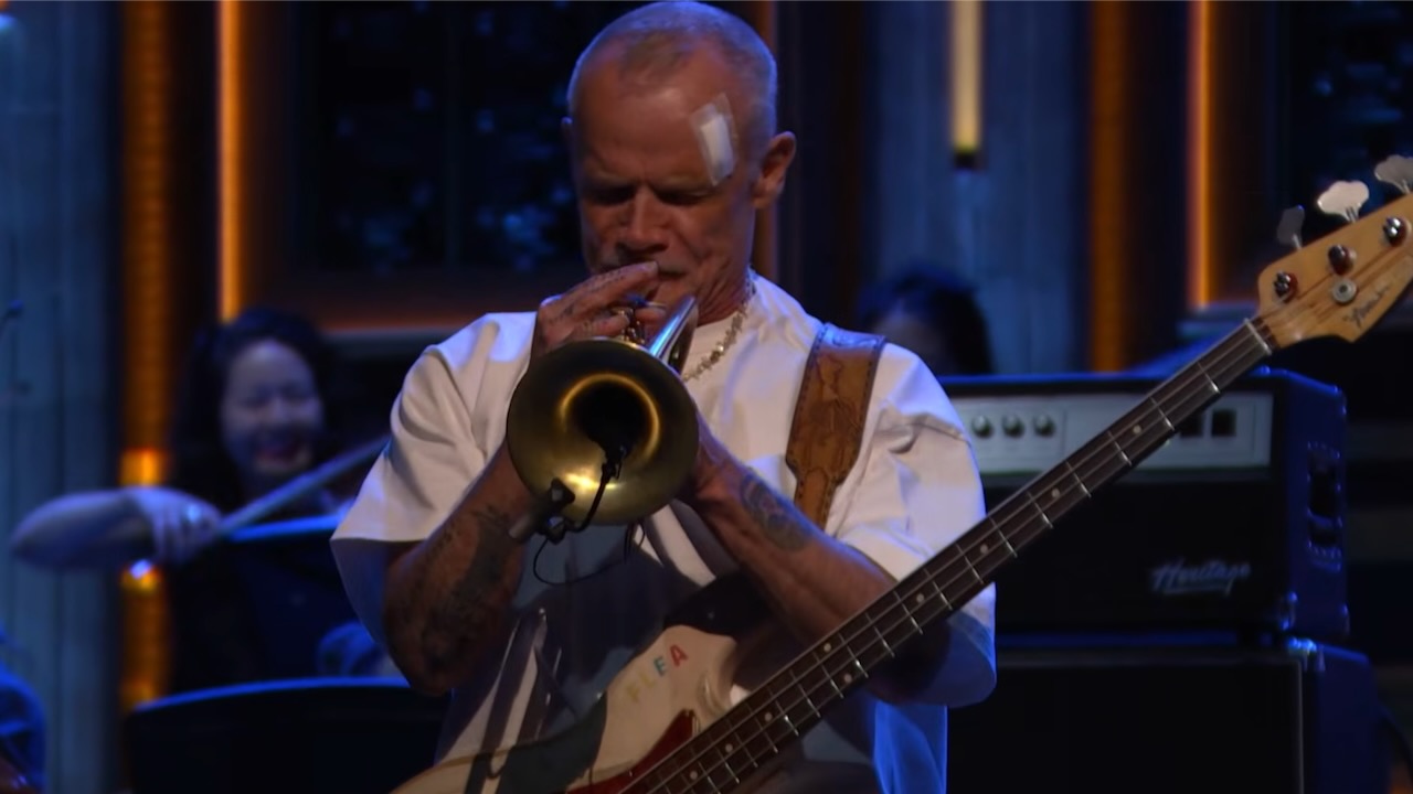 Flea reprend "Thinkin Bout You" de Frank Ocean sur Fallon : regardez