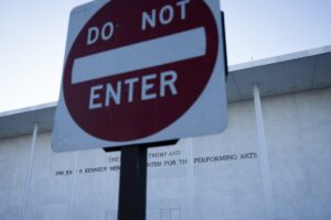Le conseil d'administration du Kennedy Center et Trump sont poursuivis en justice par 8 groupes d'architecture et de culture : NPR