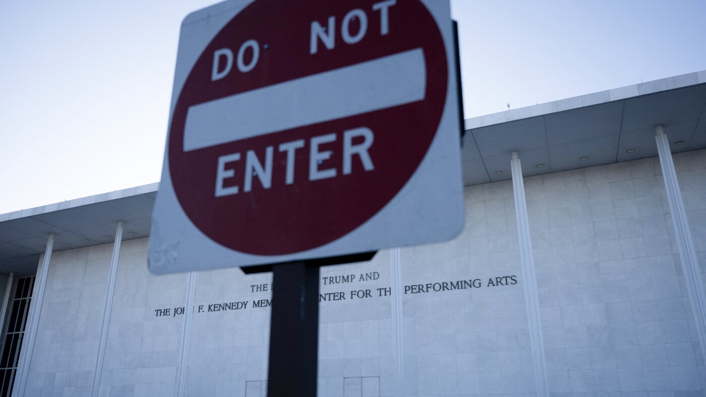 Le conseil d'administration du Kennedy Center et Trump sont poursuivis en justice par 8 groupes d'architecture et de culture : NPR