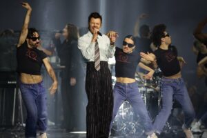 Le nouvel album de Harry Styles est un énorme succès dans les charts : NPR